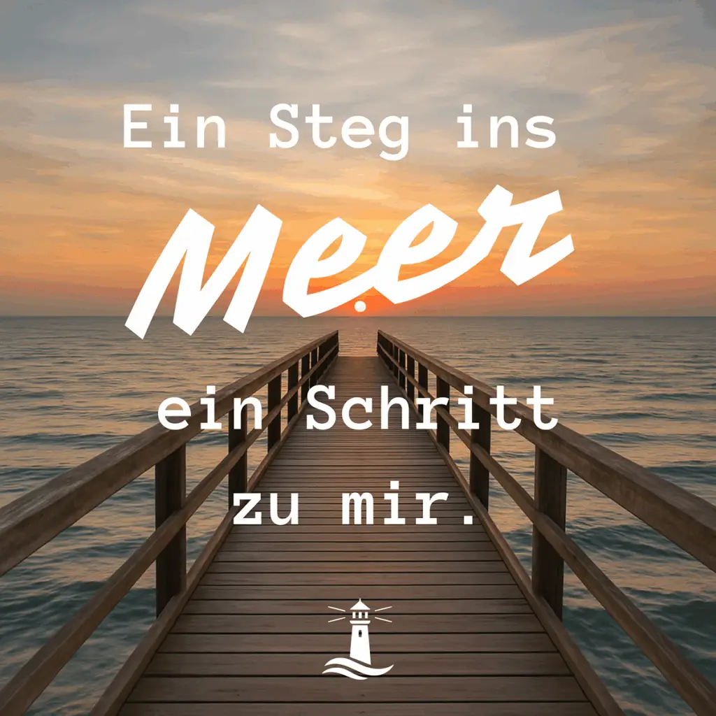 im Hintergrund ein Meeresblick von einem Steg aus, im Vordergrund ein Spruch zum Meer